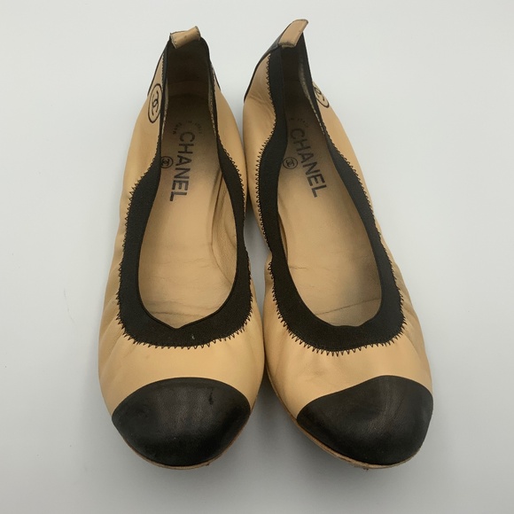 CHANEL LOGO LEATHER BALLET FLATS - Picture 5 of 5